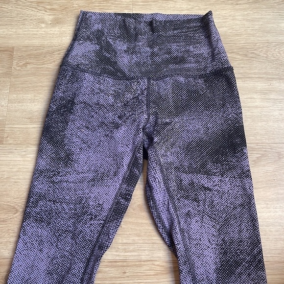𝅺lululemon leggings with inside pocket. Size 2 - Picture 3 of 4